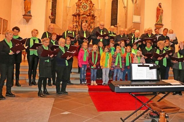 Beim festlichen Liederreigen singen in Grafenhausen alle mit