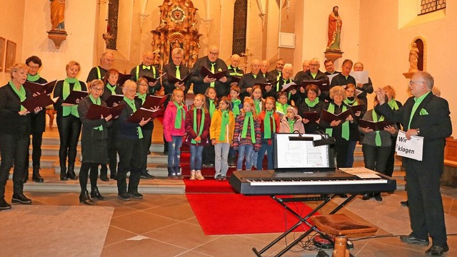 Junge und alte Liederkrnzler singen zum Abschluss gemeinsam.  | Foto: Dorothe Kuhlmann