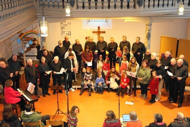 Glockenhell und gereift-besinnlich: Weihnachtskonzert des Mnner- und Kita-Chors in Maulburg