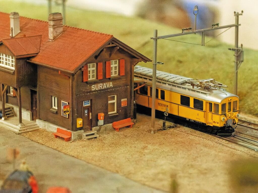 Viel zu entdecken und zu fotografieren gab es am Wochenende bei der Modelleisenbahn-Ausstellung der Eisenbahnfreunde Breisgau im Endinger Brgerhaus. Im Bild der Bahnhof Surava der Rhtischen Bahn.