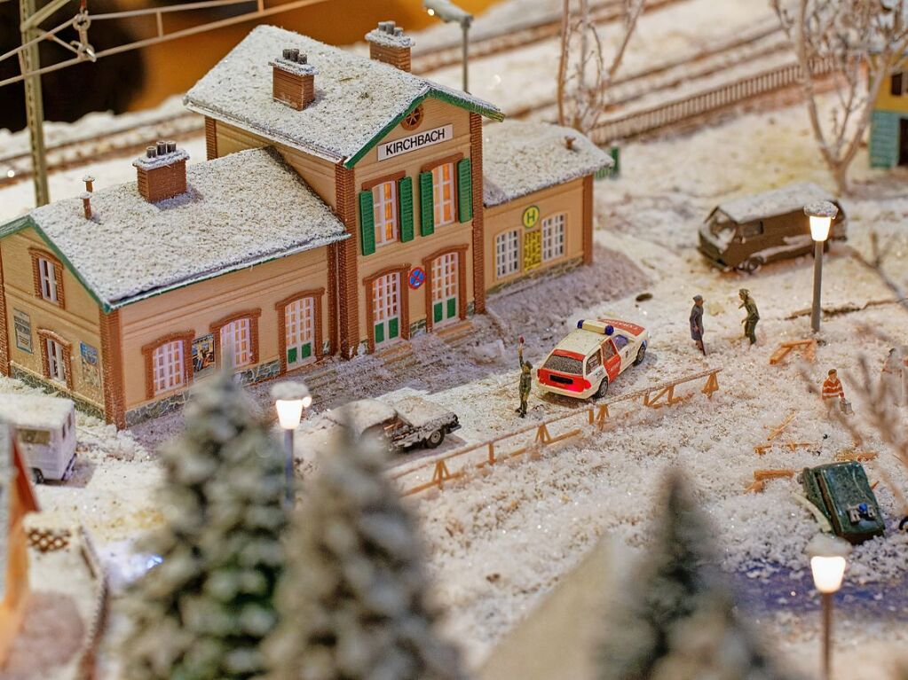 Unfall vor dem Bahnhof Kirchbach: Viel zu entdecken und zu fotografieren gab es am Wochenende bei der Modelleisenbahn-Ausstellung der Eisenbahnfreunde Breisgau im Endinger Brgerhaus.