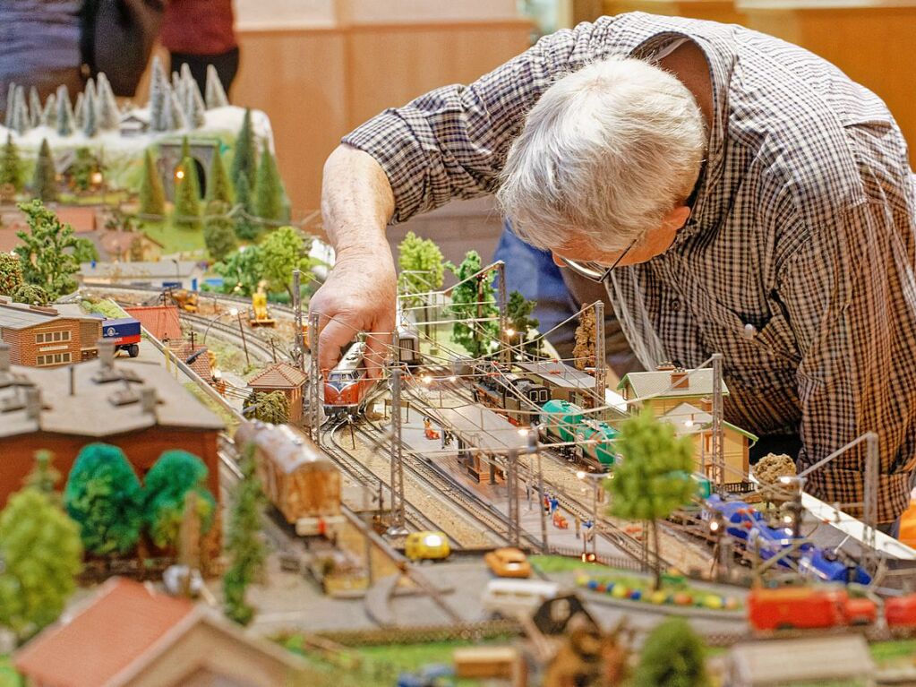 Und manchmal ein kleiner korrigierender Eingriff in den Bahnverkehr bei der Modelleisenbahn-Ausstellung der Eisenbahnfreunde Breisgau im Endinger Brgerhaus.