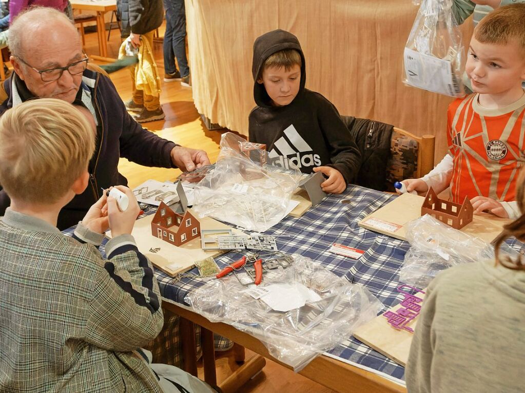 Bei der Modelleisenbahn-Ausstellung der Eisenbahnfreunde Breisgau im Endinger Brgerhaus konnten die Kinder auch selber basteln.