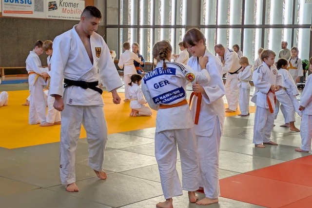 Von Eduard Trippel (links) konnten junge und ltere Judoka einiges lernen.  | Foto: Claudia Bittl