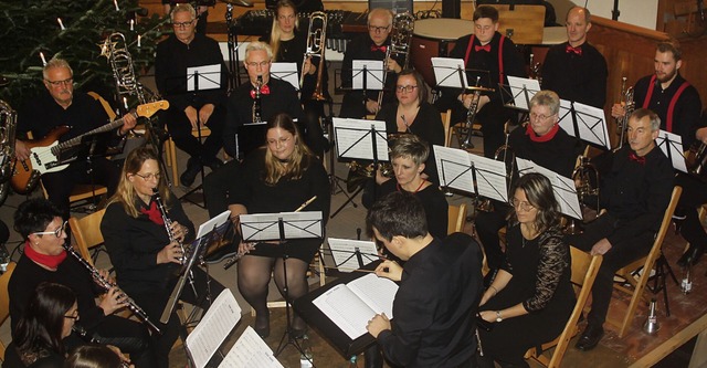 Das Orchester des Musikvereins Sallneck bereitete  einen kurzweiligen Abend.     | Foto: Christoph Schennen