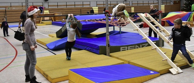 Beim offenen Adventsturnen konnten Kin...on Erwachsenen,  Gerte ausprobieren.   | Foto: Heinz und Monika Vollmar