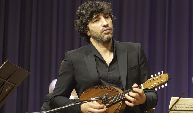 Der Mandolinen-Virtuose Avi Avital gib...ahrskonzert im Rheinfelder Brgersaal.  | Foto: Roswitha Frey