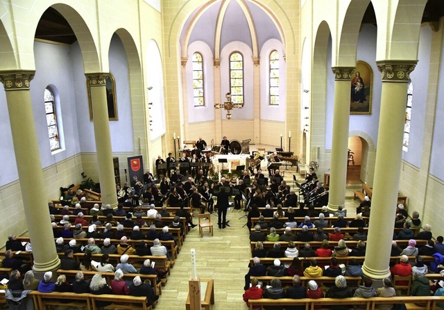 Brechendvoll war die Bonifatiuskirche ...Adventskonzert der Stadtmusik Lrrach.  | Foto: Barbara Ruda