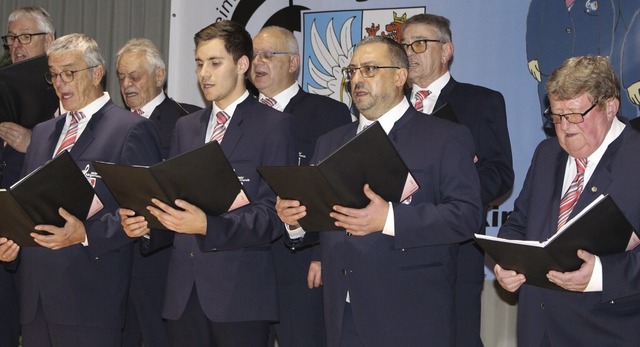 Der Mnnergesangverein Sngerrunde Kippenheimweiler beim Adventskonzert   | Foto: Reiner Beschorner