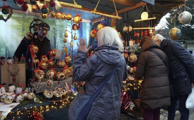 Eine reiche Auswahl an Weihnachtsdeko ...er Winter-Flaniermeile in Badenweiler.  | Foto: Silke Hartenstein