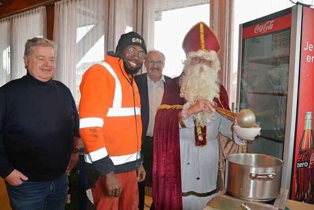 Der Nikolaus lie es sich nicht nehmen...ks) waren bei der Essensausgabe dabei.  | Foto: Christiane Sahli