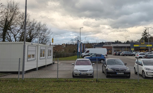 Der Container mit der Postfiliale (rec...uf dem Edeka-Parkplatz im Laufenpark.   | Foto: Julia Becker