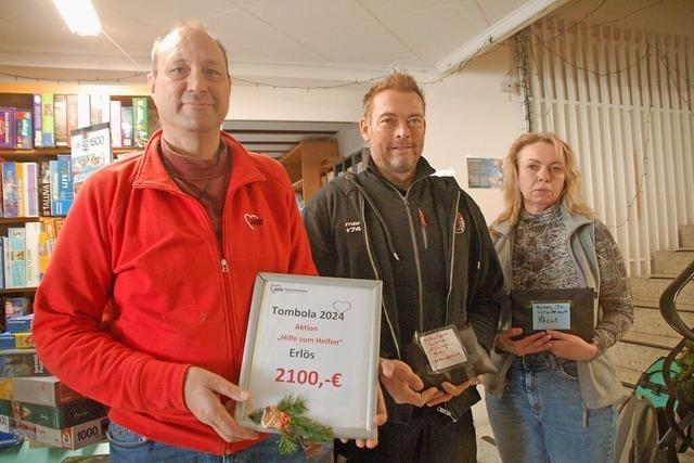 2100 Euro aus der AWO-Tombola in Rheinfelden kommen der BZ-Weihnachtsaktion zugute