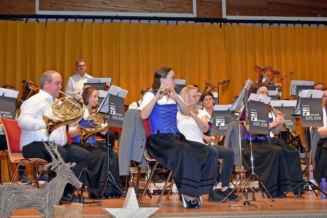 Musikverein Aispel-Rohr bietet in Hchenschwand Symbiose aus Western, Polkas und Weihnachtsliedern