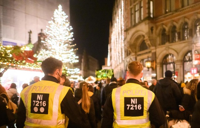 Auch auf vielen Weihnachtsmrkten ist ...en der Terrorgefahr verstrkt prsent.  | Foto: Julian Stratenschulte (dpa)