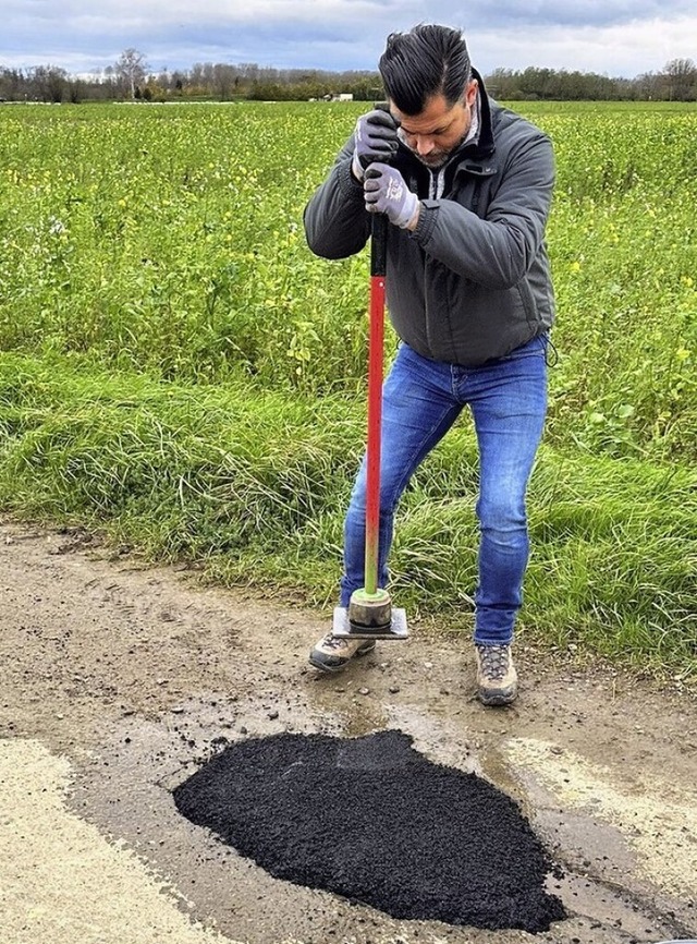 Brgermeister Andreas Heck packt bei der Beseitigung von Straenschden mit an.  | Foto: Gemeinde Hohberg