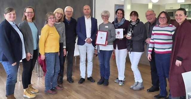 bergabe des Ehrenamtssiegels  an die Akteure des Seniorengerechten Wohnens.  | Foto: Caritasverband