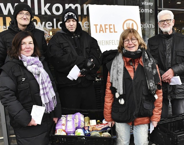 Engagierten sich vor Ort:  Silke Witth...von der Rheinfelder Tafel (von links).  | Foto: Heinz und Monika Vollmar