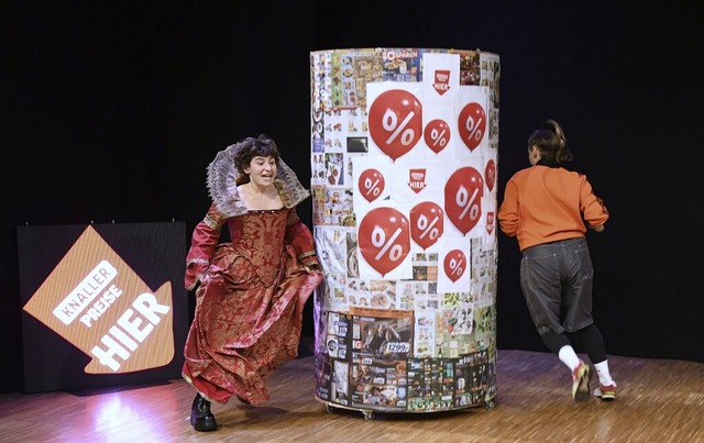 Laura Huber spielt Prinzessin Rosenblte, Lisa Wilfert das Mdchen Emma.   | Foto: Barbara Ruda