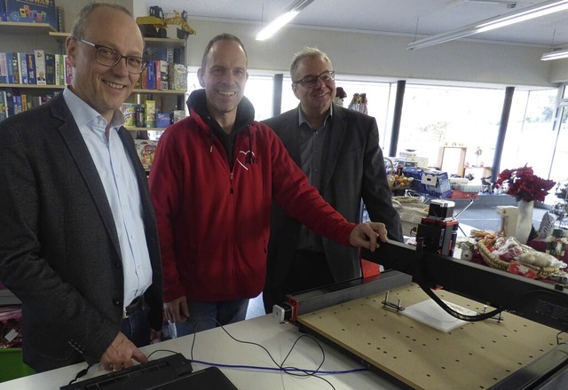 Freuen sich ber die CNC-Frse: der Vo...biez und Brgermeister Alexander Guhl.  | Foto: Alexander Jaser