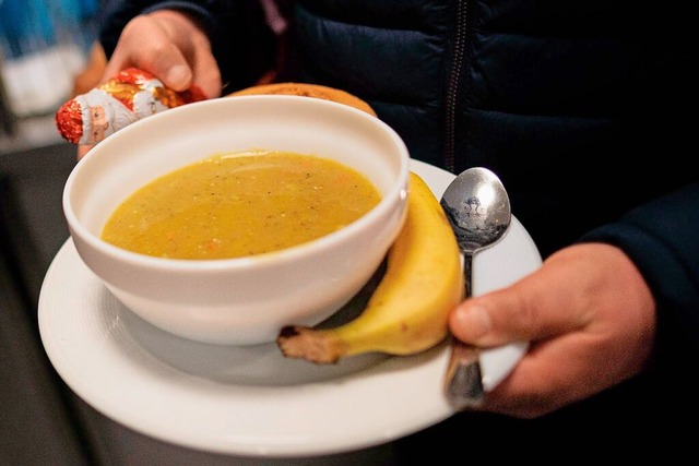 Eine warme Mahlzeit im Winter ist fr ...htswunsch untersttzt solche Angebote.  | Foto: Carsten Koall (dpa)