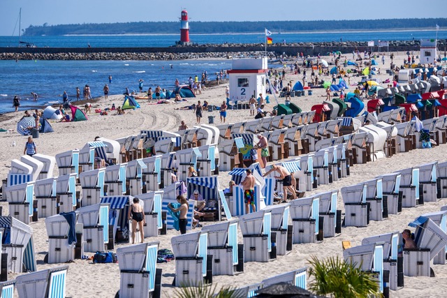 Sommerurlauber am Ostseestrand in Warn...onen &Uuml;bernachtungen einen Rekord.  | Foto: Jens B&uuml;ttner/dpa