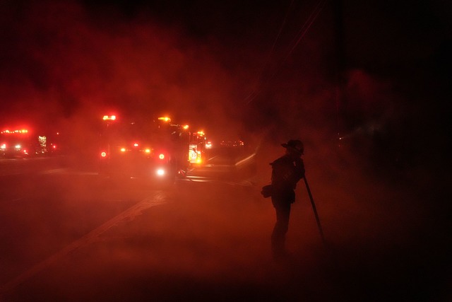 Mehr als 1.000 Feuerwehrleute sind im Einsatz.  | Foto: Jae C. Hong/AP/dpa