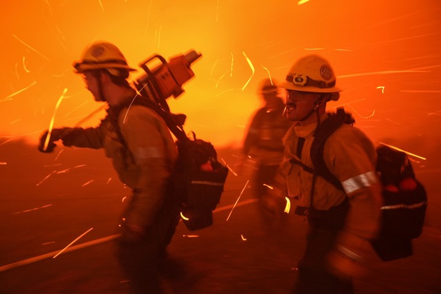 Die Rettungsarbeiten werden durch starke Winde beeintr&auml;chtigt.  | Foto: Jae C. Hong/AP/dpa