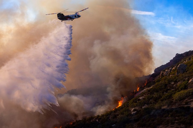 L&ouml;schhubschrauber versuchen, H&auml;user zu sch&uuml;tzen.  | Foto: Jill Connelly/ZUMA Press Wire/dpa