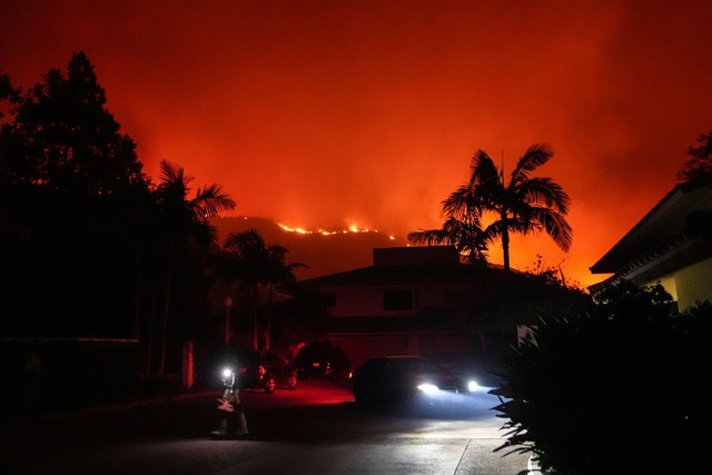 &Uuml;ber Nacht breitete sich das Feuer in Malibu rasch aus.  | Foto: Jae C. Hong/AP/dpa