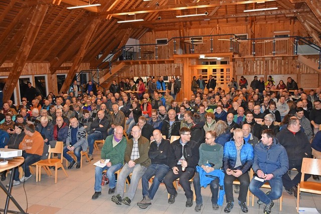 Der Andrang war gro am Montag in der ...igenwasserversorgung informiert wurde.  | Foto: Thomas Biniossek