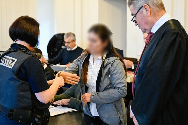 Angeklagt ist auch die Partnerin des nun gest&auml;ndigen Mannes.  | Foto: Uwe Anspach/dpa