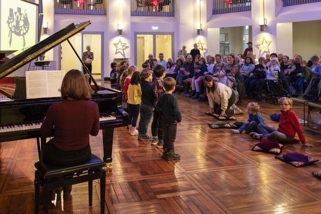 Beim "Adventssingen Spezial" begegnen sich in Freiburgs Theater alle Altersstufen