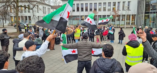 Syrische Flaggen wurden am Mittwoch auf dem Rathausplatz geschwenkt.  | Foto: Christian Kramberg