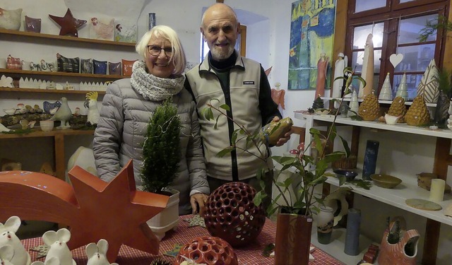 Brbel Freitag-Henninger und Walter He...henende die Tren zu ihrem Keramikhof.  | Foto: Daniela Nubaum-Jacob