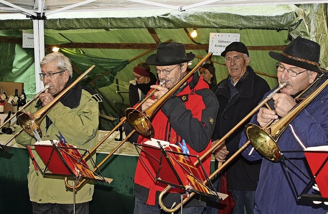 Nasse Erffnung: Der Posaunenchor Binz...sucher des Binzener Weihnachtsmarktes.  | Foto: Christoph Schennen