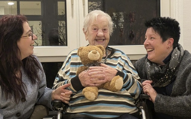 Lina Gaub feiert im Haus Wiesental ihr...echts) freuen sich mit der alten Dame.  | Foto: Eva Wollweber