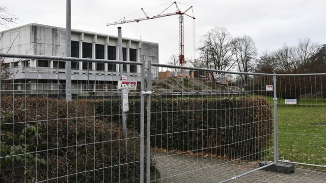 Durch den Bauzaun ist der Zugang zur  ... Mitte Grenzach eingeschrnkt worden.   | Foto: Heinz und Monika Vollmar