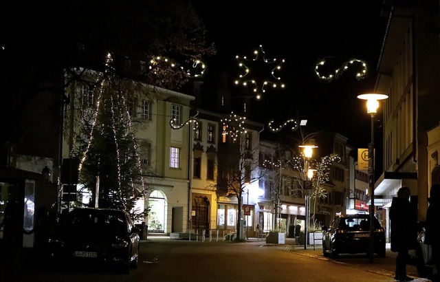 Weihnachtlich geschmckt prsentiert sich Schopfheims Zentrum in diesen Tagen.  | Foto: Thomas Winckelmann