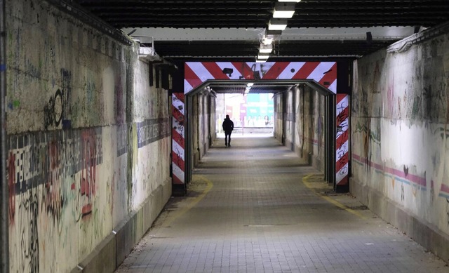 Die bisherige Karrendurchfahrt und Nor... Bahnhof sollen zusammengelegt werden.  | Foto: Hubert Rderer