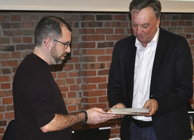 Nicolai Willius (links) wird von Umkir...b  als neuer Gemeinderat verpflichtet.  | Foto: Joachim Mller-Bremberger