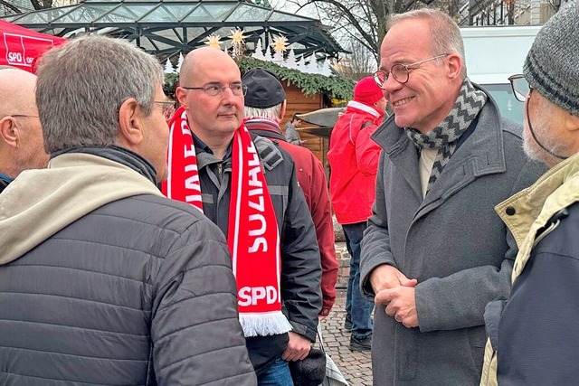 Dirk Flacke (mit Schal) und Matthias M... Brgern in der Offenburger Innenstadt  | Foto: Helmut Seller