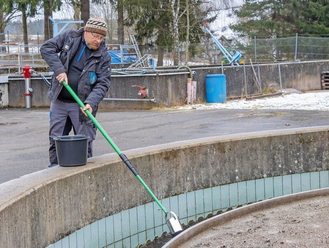 Regelmig muss Klrwrter Rainer Mose...ranlage Grafenhausen Proben entnehmen.  | Foto: Wilfried Dieckmann