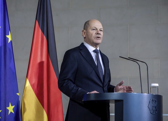 Erst fnf Mal zuvor hat ein Bundeskanz.... Am Mittwoch tat es auch Olaf Scholz.  | Foto: Michael Kappeler (dpa)