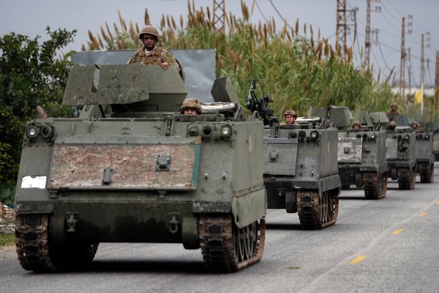 Libanesische Soldaten fahren in einem Konvoi im S&uuml;dlibanon. (Archivbild)  | Foto: Hussein Malla/AP/dpa