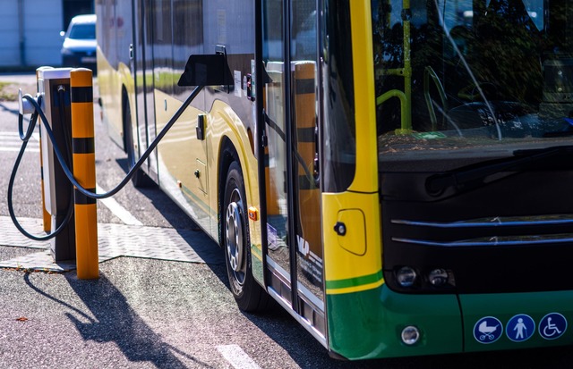 Seit 2018 f&ouml;rdert der Bund die Um... Linienverkehr unterwegs. (Archivbild)  | Foto: Jens B&uuml;ttner/dpa