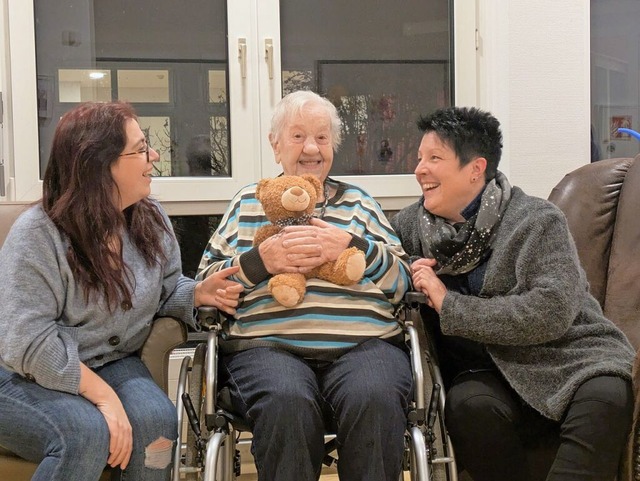 Lina Gaub feiert im Haus Wiesental ihr...chts) freuen sich mit der alten Dame .  | Foto: Eva Wollweber