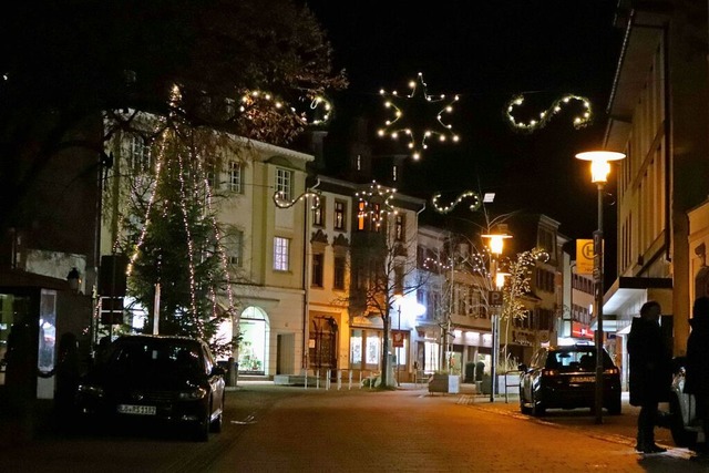 Weihnachtlich geschmckt prsentiert sich Schopfheims Zentrum in diesen Tagen.  | Foto: Thomas Winckelmann