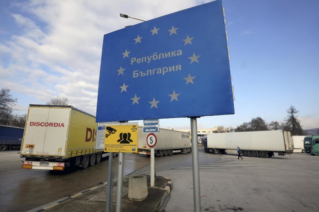 Ein Schild mit der Aufschrift &quot;Re...b Januar kann man sie frei berqueren.  | Foto: dpa