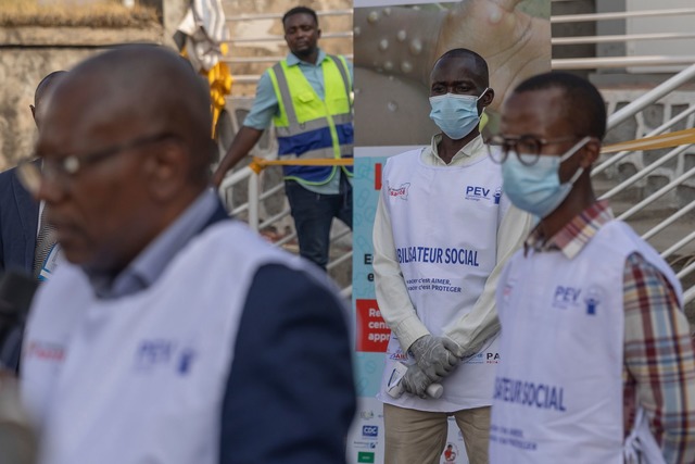 Mitarbeiter des Gesundheitswesens im K...h mit der omin&ouml;sen "Krankheit X".  | Foto: Moses Sawasawa/AP/dpa